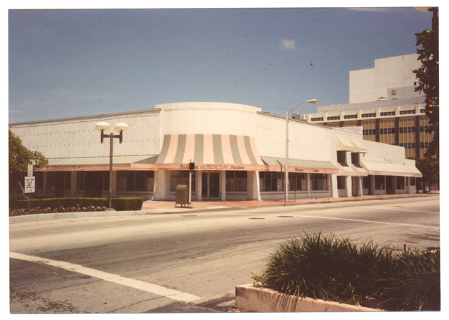 Building on Lincoln Road and Meridian - 