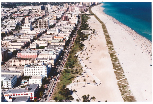 Ocean Drive and the boardwalk on Miami Beach - 