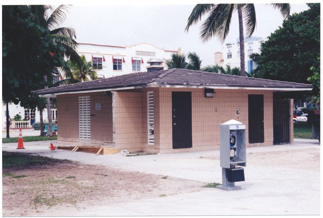 Restroom facilitiies and pay phone on Miami Beach - 