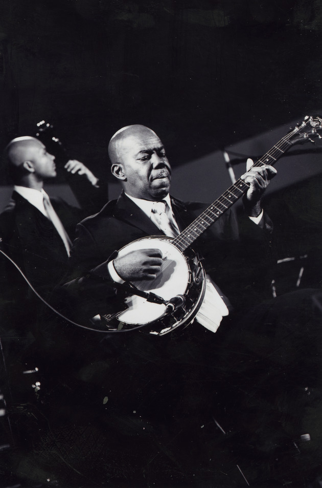 Man playing banjo - Image 1