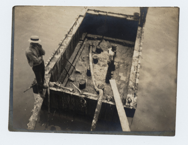 Building a cofferdam for the railroad