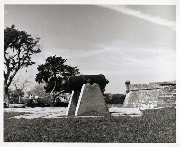 Castillo de San Marcos, Small cannon with Southwest bastion in background, looking West - Front