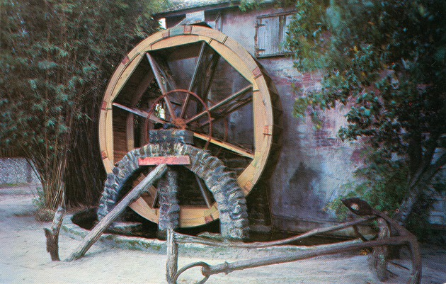 Waterwheel of the old mill, meant to look like a reconstructed grist mill, currently the Mill Top Tavern, from St. George Street, looking Southeast - 
